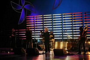 Decembarska scena: Nastupaju sestre Vicković, Darkwood...