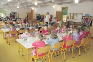 Bijelo Polje: Mališani u vrtiću ručaju u hodnicima