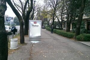 Podgorica: Polomljen pano na kojem je znak NATO-a