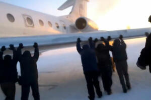 Sibir: Putnici morali da guraju avion