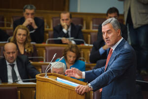 Đukanović odgovara na poslanička pitanja