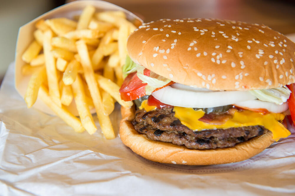 Hamburger, pomfrit, Foto: Shutterstock