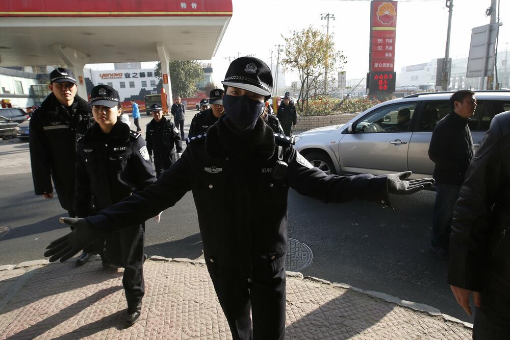 Kina, policije, Foto: Reuters