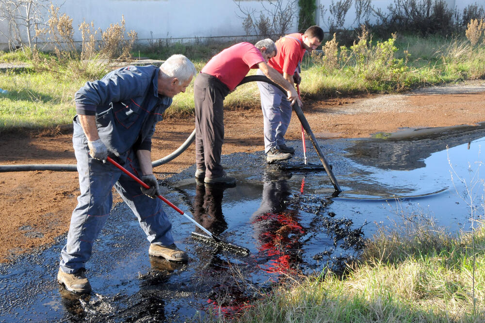 staklenici izlivanje mazuta, Foto: Zoran Đurić