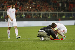 Albanski navijači tri puta prekidali meč protiv Italije