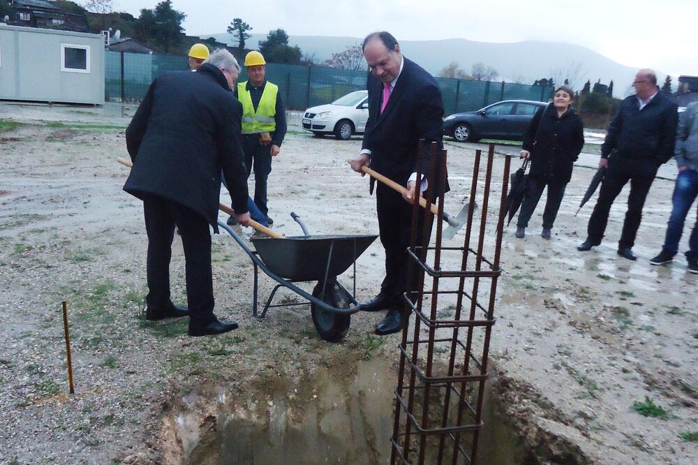 Tivat autobuska kamen temeljac, Foto: Siniša Luković