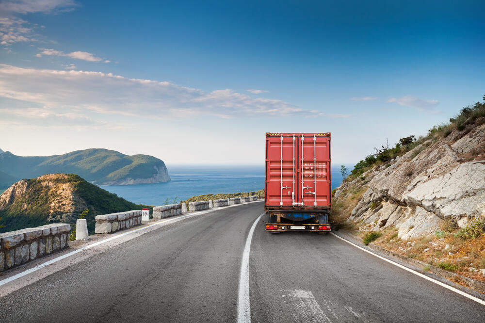 put, putevi, stanje na putevima, kamion, šleper, Foto: Shutterstock