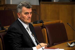 Poslanici DPS-a traže hitno saslušanje Radunovića