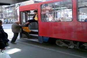 Beograd: Uhapšen brojač putnika koji je šutirao starca