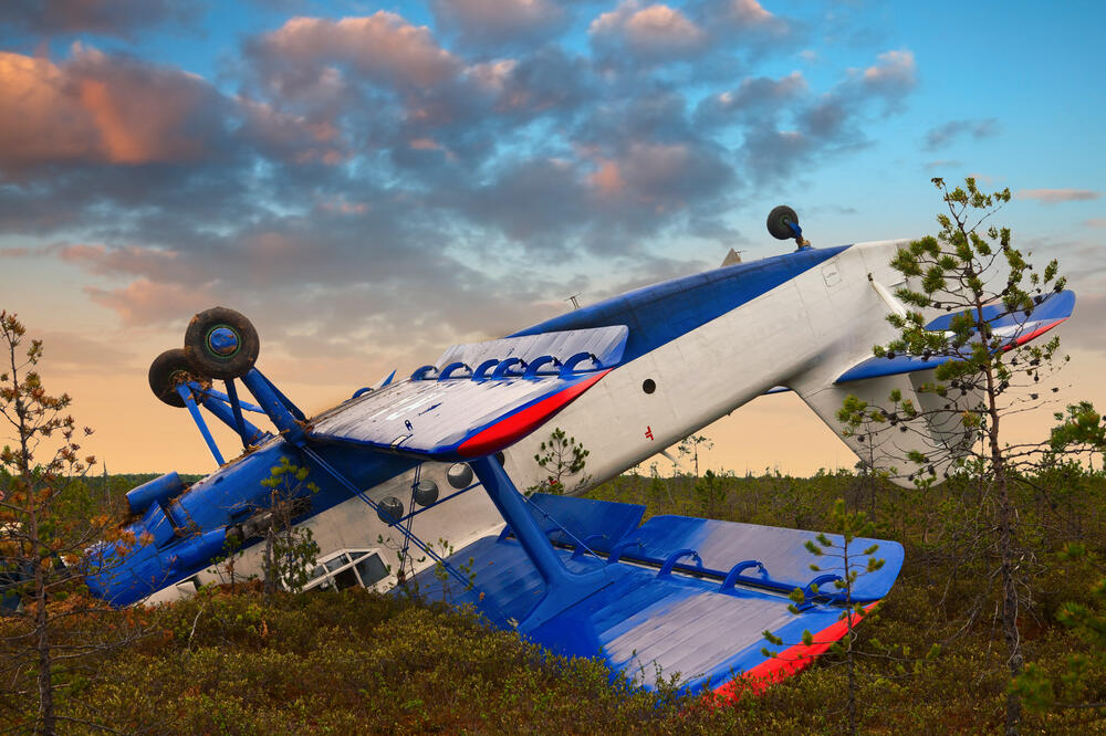 Avion, pad, Foto: Shutterstock