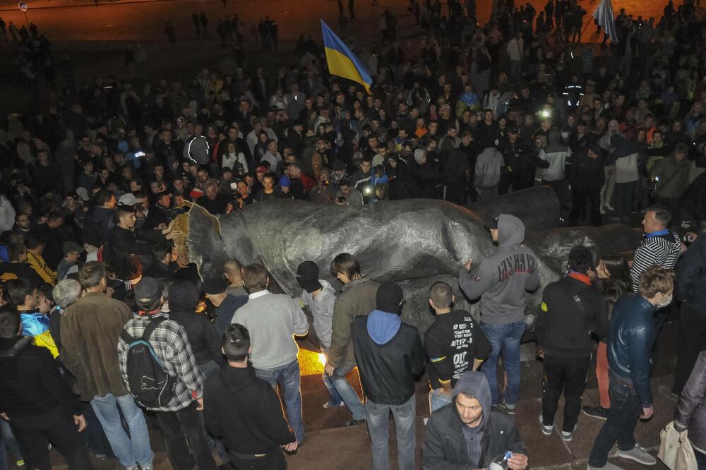 Harkov, Rušenje Lenjinovog spomenika, Foto: Reuters