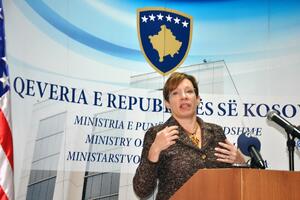 Ambasadorka SAD na Kosovu opsovala tokom govora
