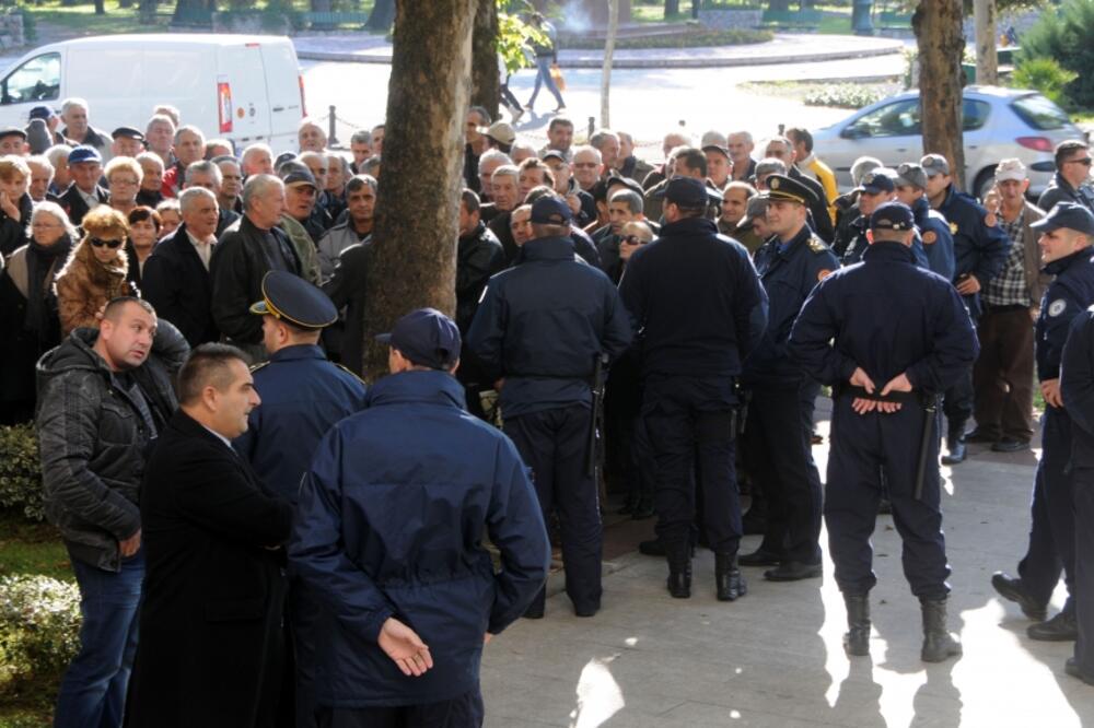 protest Radoje Dakić Skupština, Foto: Boris Pejović
