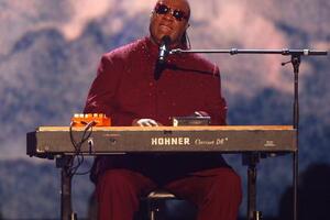 Stivi Vonder ima osmoro djece, a sada očekuje trojke