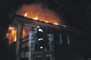 Ulcinj: Izgorio krov na trospratnoj kući u Kručama