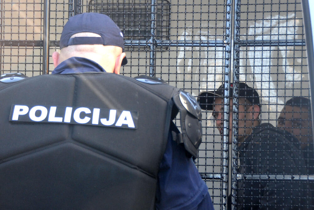 Povorka ponosa privođenje