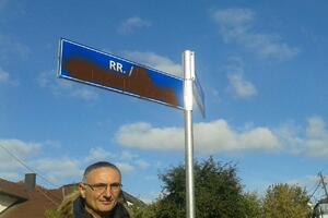 Vraćena ulica Radovanu Zogoviću u Prištini, huligani oštetili tablu