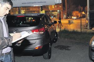 Metalnim šipkama na direktora NLB banke