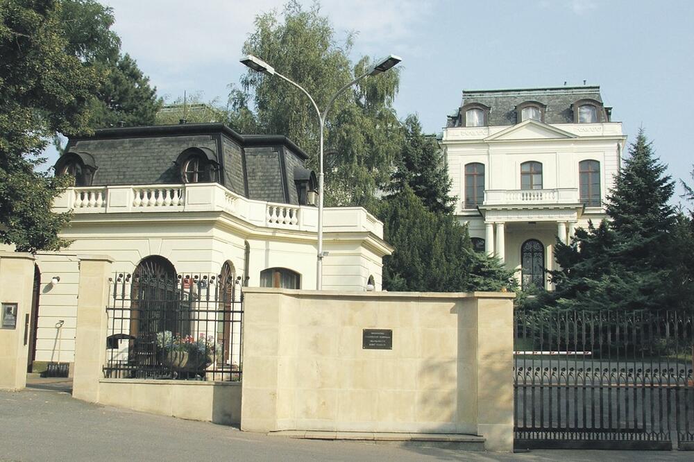 Ruska ambasada, ruski agenti (Novina)