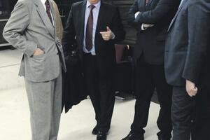 "Dron" gura Front i Lekića udesno