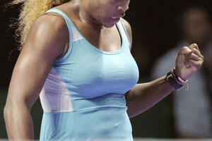 Serena deklasirala Bušar, Halep prva polufinalistkinja