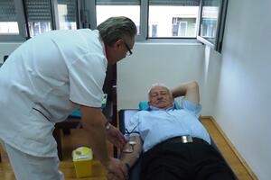 Političari vratili dio krvi koju “piju” narodu