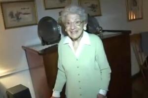 Ova baka ima 100 godina i i dalje predaje matematiku