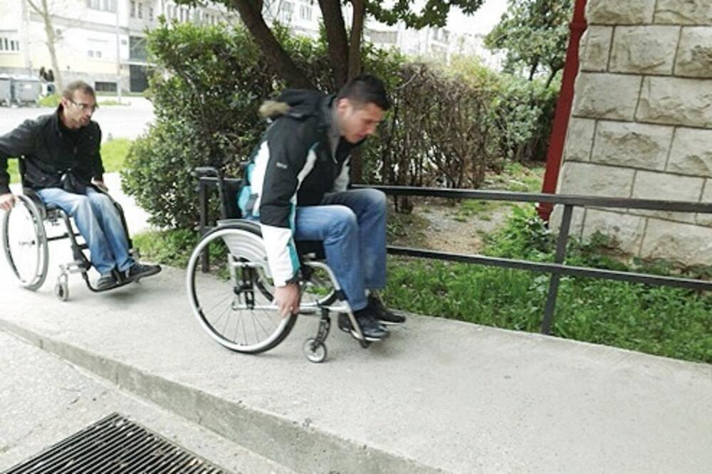 invalidska kolica, prilaz Pravnom fakultetu u Podgorici, Foto: Vijesti online