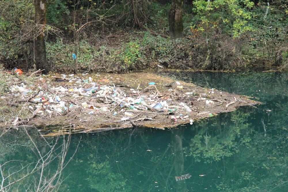 Smeće na Zeti, Rogami, Foto: Marianne Van Twillert