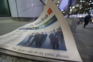 Kim ponovo u javnosti sa štapom