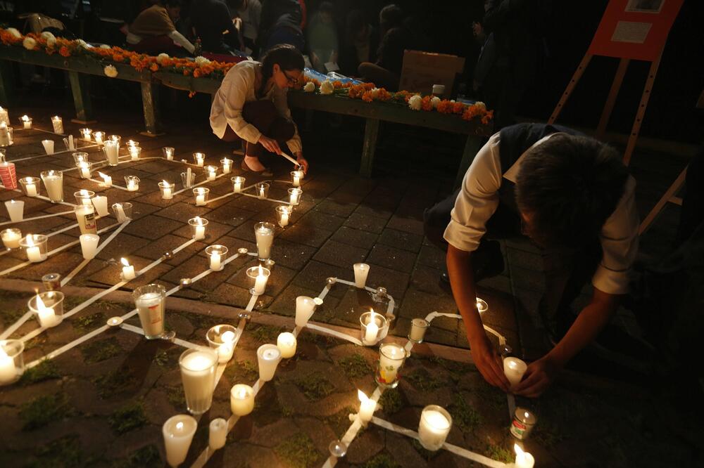 Sa bdenja posvećenog nestalim studentima, Foto: Reuters