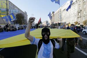 Sukob demonstranata i policije ispred Parlamenta u Kijevu
