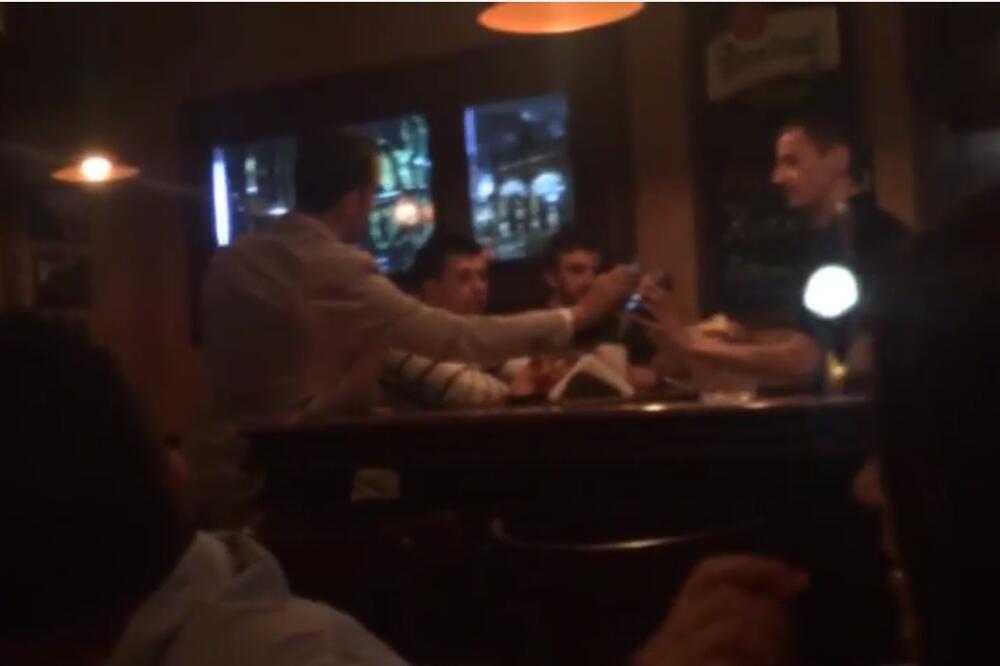 Momak plaća, Foto: Screenshot (YouTube)