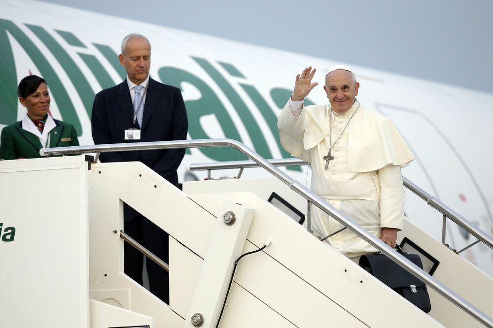 Papa Franjo ulazio u avion na letu Rim-Tirana, Foto: Beta/AP