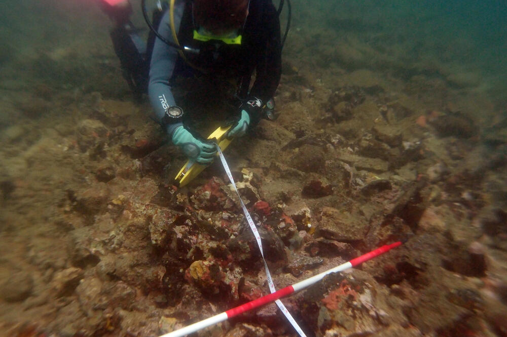 Stručnjak Uneska vrši premjeravanja na brodu za koji se sumnjalo daje "Santa Marija", Foto: Beta/AP