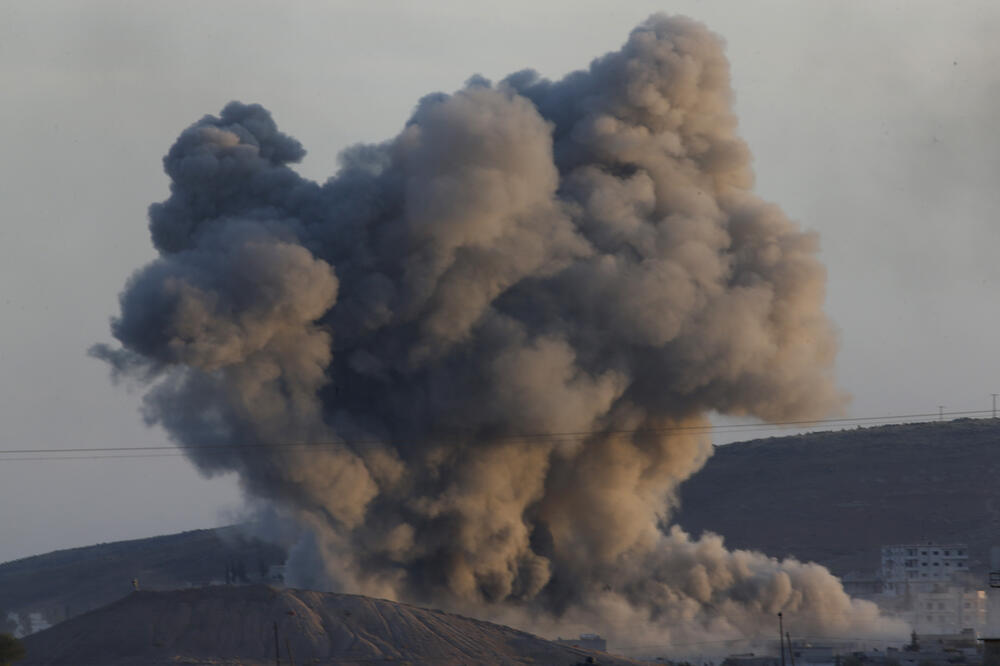 Gust dim nakon vazdušnih napada aviona na položaje ISIL-a, Foto: Beta/AP