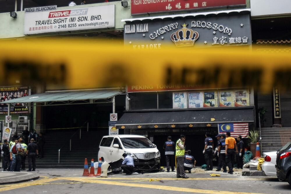 Policijski istražitelji na mjestu nesreće u Kuala Lumpuru, Foto: Reuters