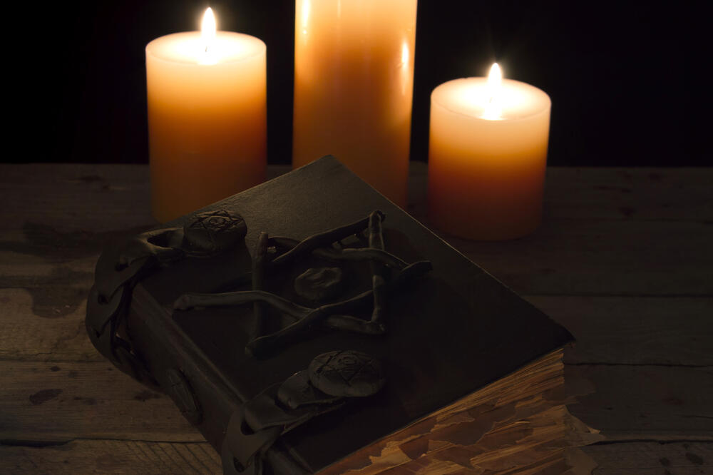Svijeće, knjiga, Foto: Shutterstock