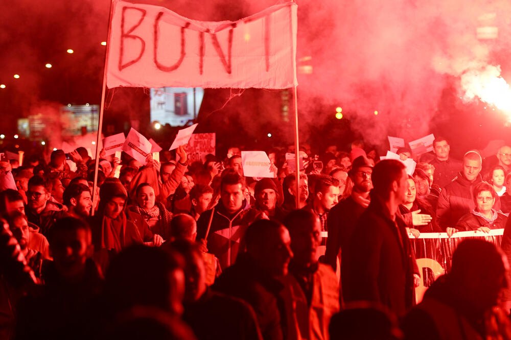 Sinoć na protestu u Podgorici, Foto: Savo Prelević