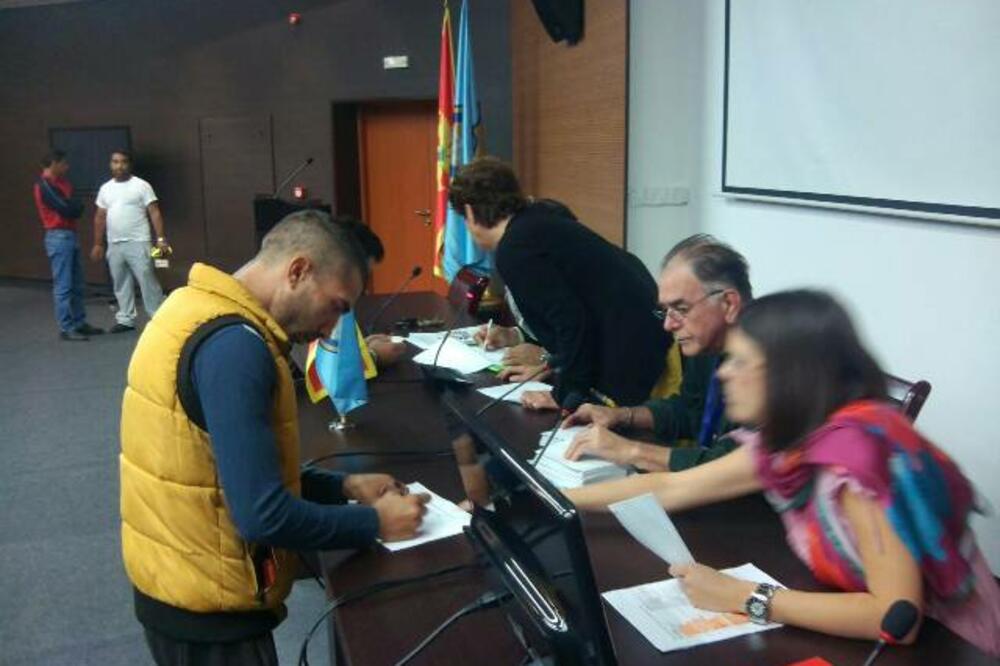 Sa dodjele pomoći u Tivtu, Foto: Siniša Luković