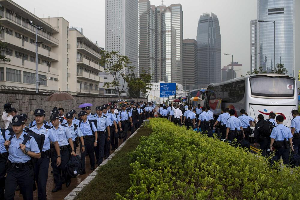 Policija čuva ulaz u gradu lidera Hongkonga, Foto: Reuters