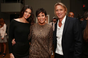 Čovjek koji je stalno okružen golim djevojkama