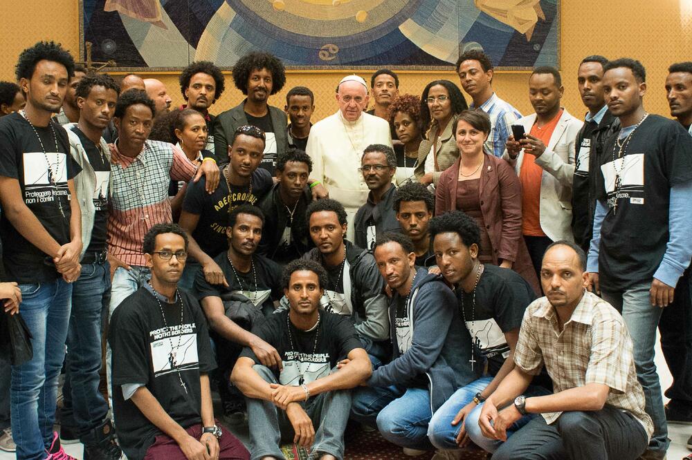 Papa Franjo sa onima koji su preživjeli brodolom, Foto: Reuters