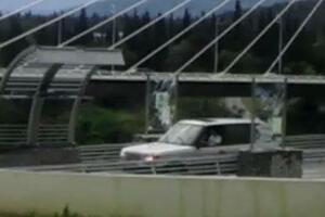 Nesvakidašnji prizor u Podgorici: Autom preko pješačkog mosta!