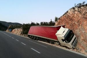 Kamion krenuo bez vozača i udario u stijenu