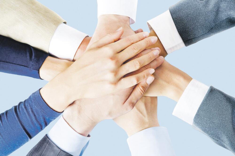 Ruke, zajedništvo (Novina)