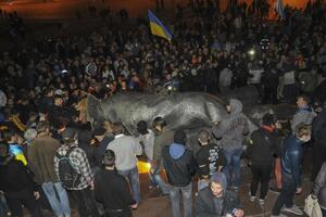 Harkov: Pristalice jedinstvene Ukrajine srušile Lenjinov spomenik