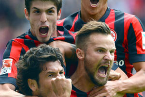 Hamburger sve dublje tone