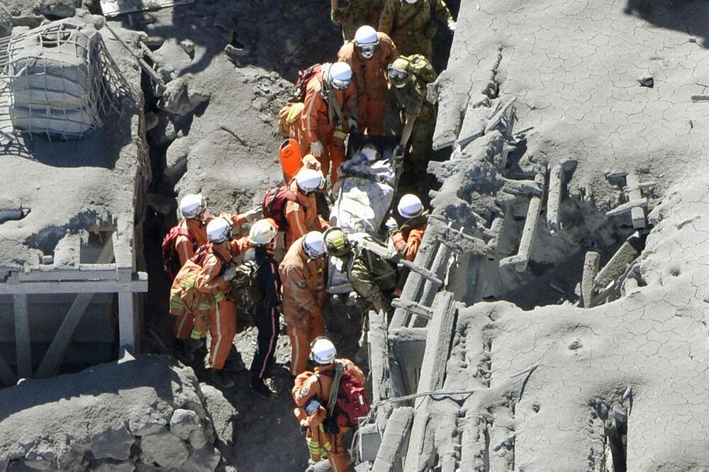 Japan, vulkan, spasioci, Foto: Reuters