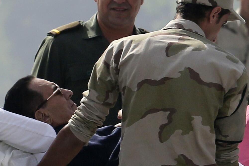 Mubarak je uveden na nosilima, Foto: Reuters